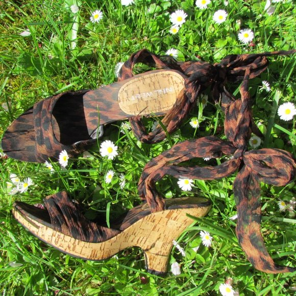 WEDGE SANDALS, 8.5 -9 M, LEOPARD CRISSCROSS ANKLE STRAPS, CURVY PLATFORMS - Picture 6 of 9